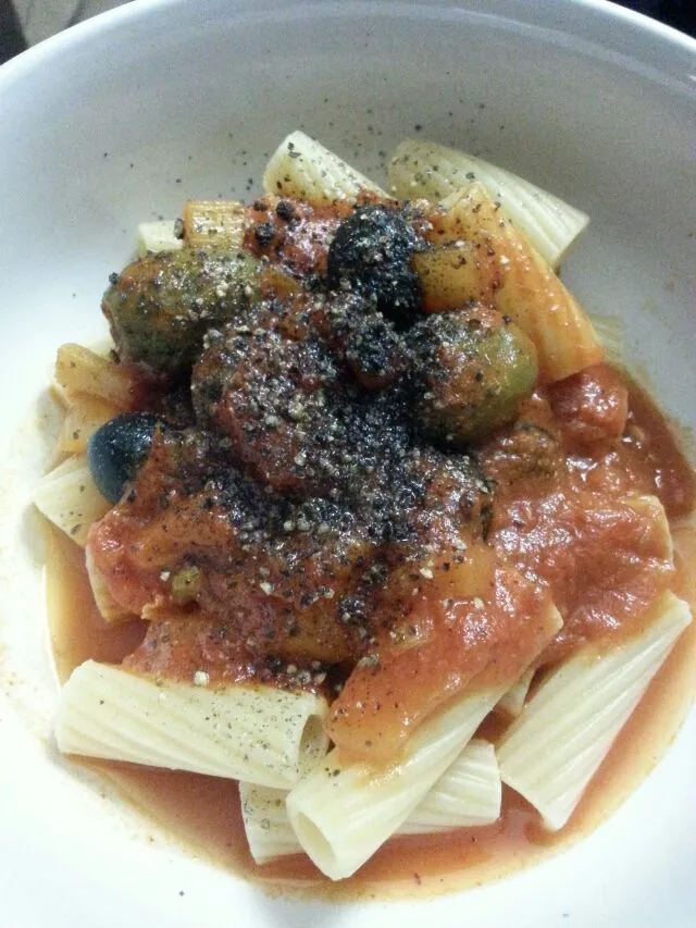 Snapdishの料理写真:pasta with homemade sauce and tons of black Hawaiian sea salt and great cracked black pepper.|Polly Gelfusoさん