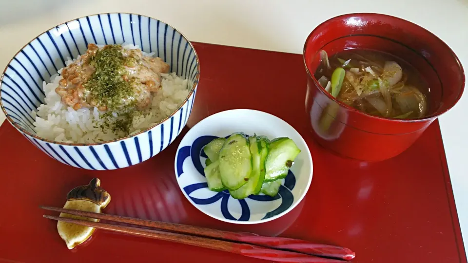 Snapdishの料理写真:梅納豆ご飯と野菜たっぷりお味噌汁の朝食|Ssさん