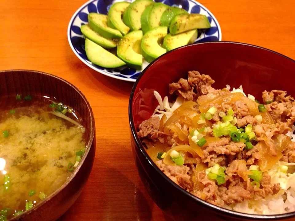 10/14 夕飯♪ 豚丼 アボカド山葵醤油 味噌汁|ikukoさん