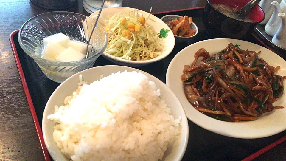 Snapdishの料理写真:【日替定食】豚肉細切り・野菜黒酢炒めを頂きました。|momongatomoさん