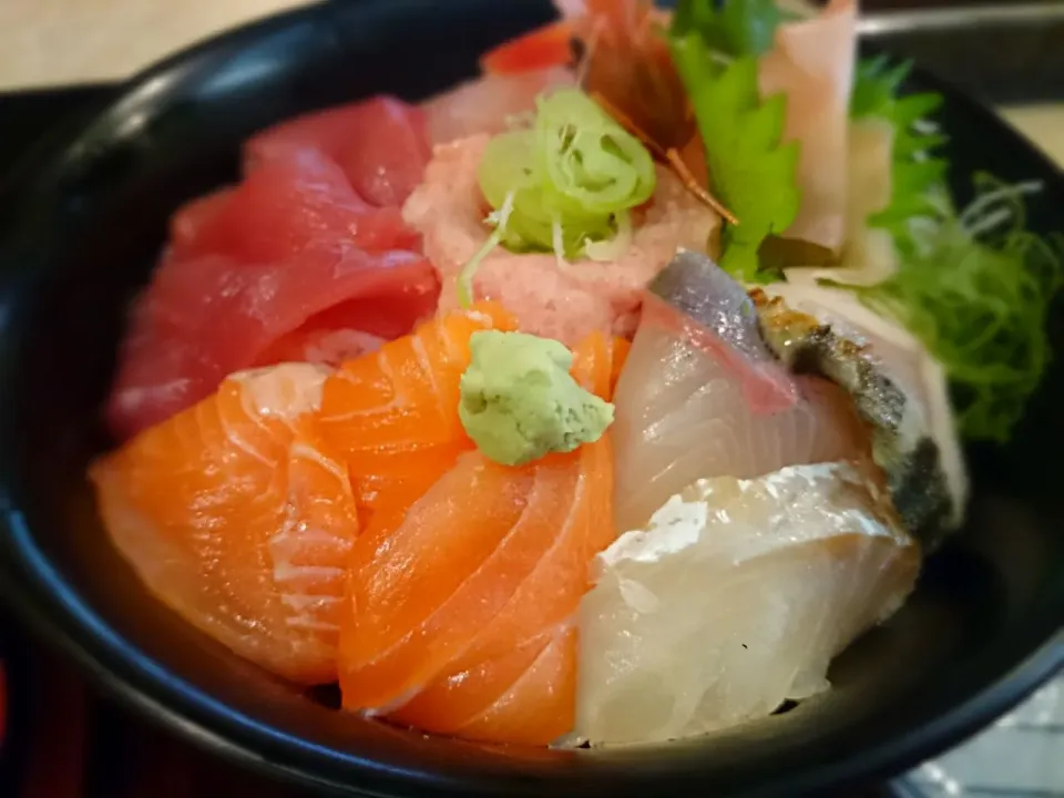 さしトロ丼(日替わりさしみ丼+ねぎとろ)|イヌノヒトさん