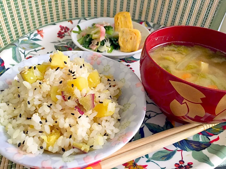 ♡さつまいもご飯、豚汁、しらす玉子焼き、小松菜ベーコン♡|miyuさん