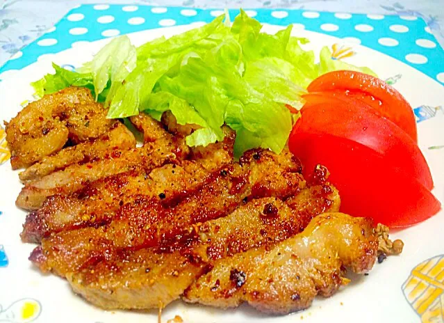 豚肉のオリーブオイル炒めとサラダ - Fried pork olive oil on fresh tomato & lettuce salad ❤️😋✨|Liezlさん