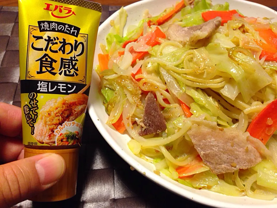 エバラ 焼肉のたれ こだわり食感塩レモン…で 焼きそばを作ってみました|あっこぷーさん