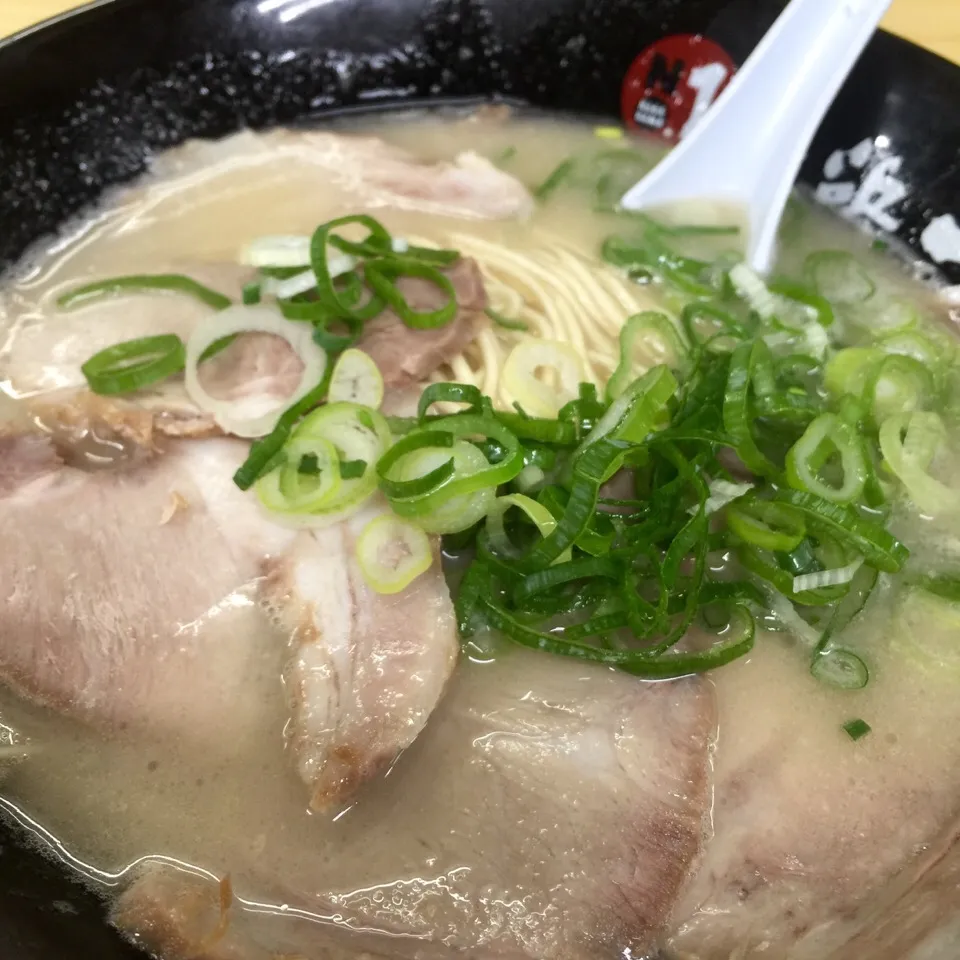 Snapdishの料理写真:長浜ナンバーワン。チャーシュー麺カタで。|織友さん