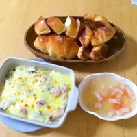 Snapdishの料理写真:スパゲティグラタン、コンソメスープ、
塩パン、ミニクロワッサン*\(^o^)/*|aikoさん