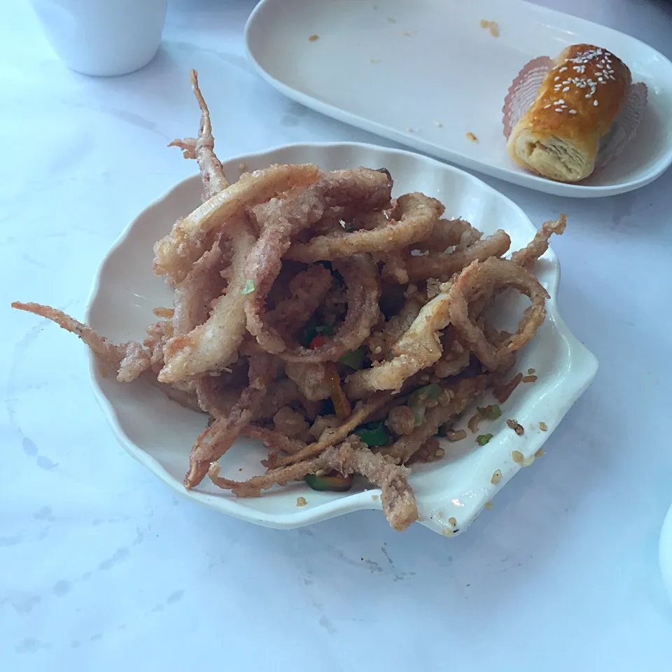 Snapdishの料理写真:Fried squid|Endry Hoeさん