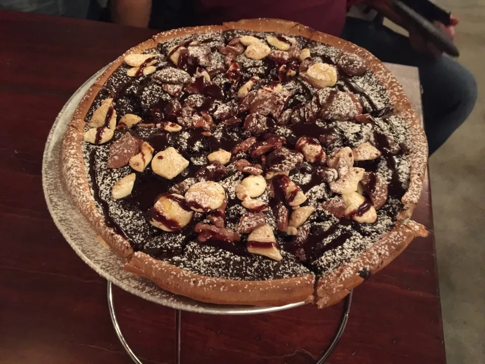 Chocolate pizza dessert|Endry Hoeさん