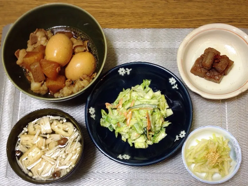 もつ味噌煮・コールスロー・甘辛コンニャク・大根の皮の甘酢漬け・きのこと油揚げのおすまし|美也子さん