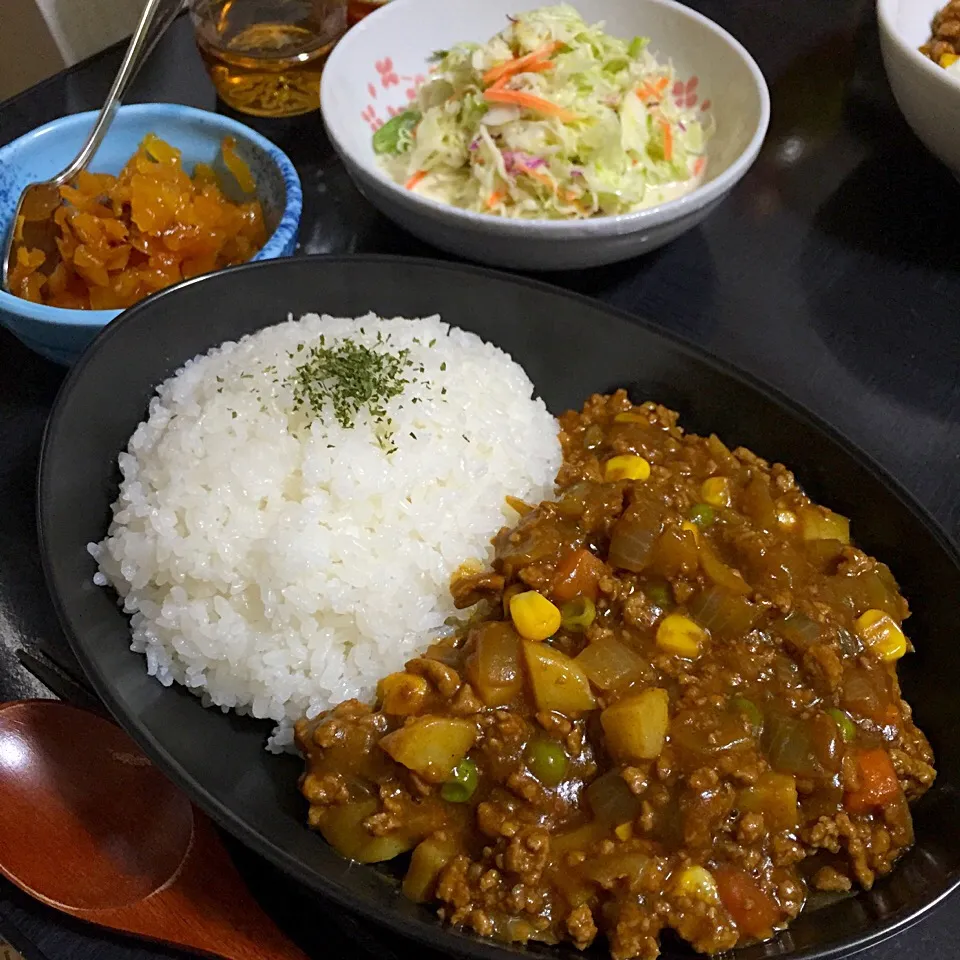 Snapdishの料理写真:今日の晩ご飯は、豚ひき肉のキーマ風カレー、コールスローサラダ。|ゆえさん