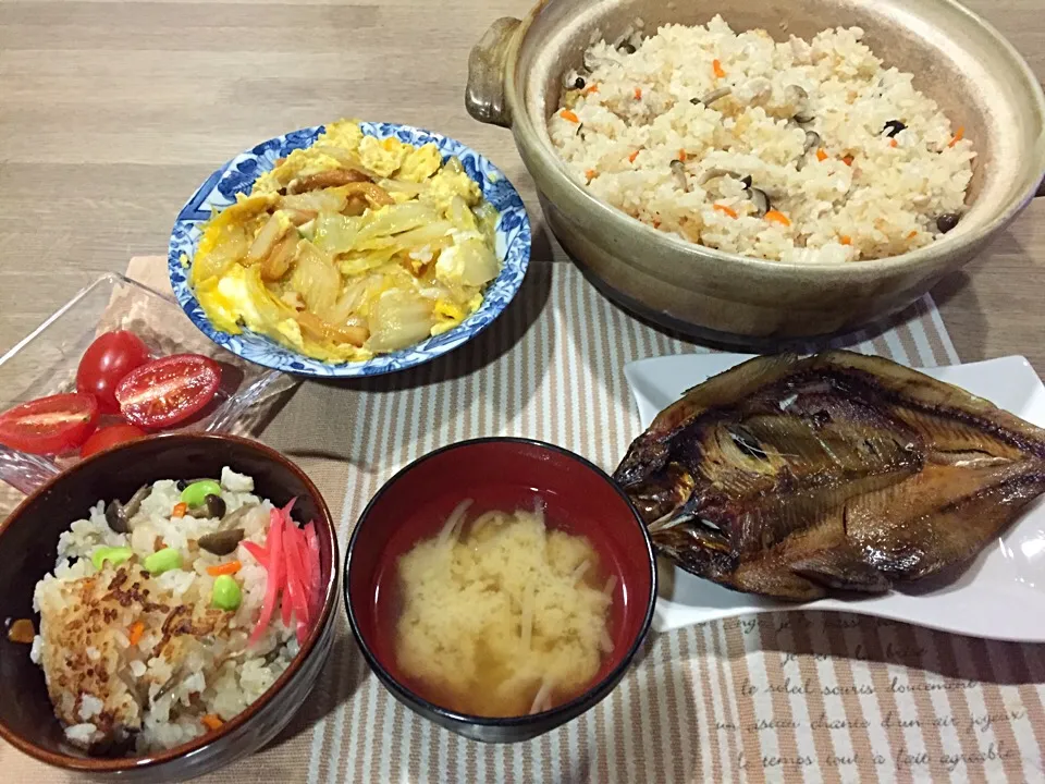 土鍋で鶏ときのこ炊き込みご飯・ニシン魚醤干し・白菜とさつま揚げの煮浸し卵とじ・トマト・モヤシと人参の味噌汁|まーままさん