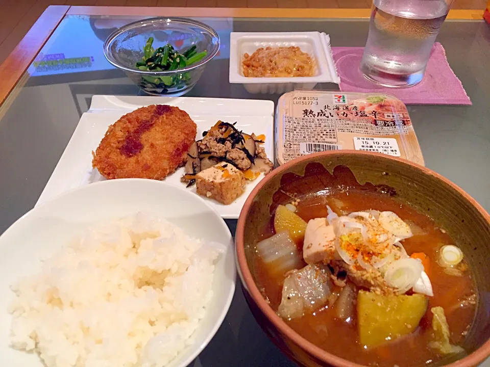 ランチでちょっと贅沢しちゃったので、夜は粗食で。納豆ご飯と豚汁みたいな汁（笑|Tomomi Booさん