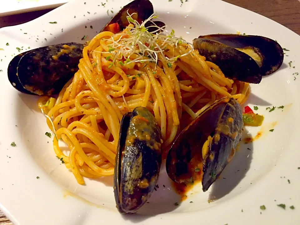 Spaghetti aglio e olio with mussels & tomato|Sky Blueさん