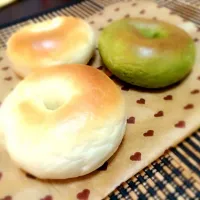 チーズベーグルと抹茶ベーグル|ねずみさん