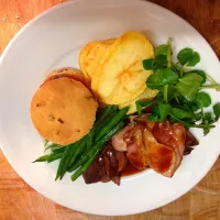 Snapdishの料理写真:Venison patty, pigeon breast, partridge, game chips & green beans.|emmaさん