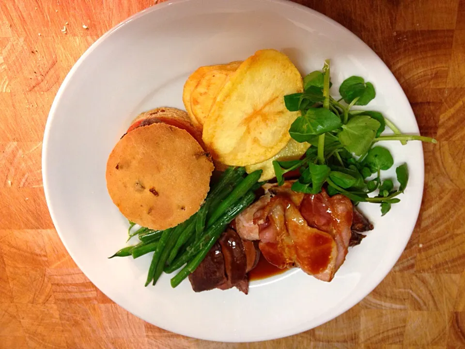 Snapdishの料理写真:Venison patty, pigeon breast, partridge, game chips & green beans.|emmaさん