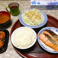 昨夜の晩飯。焼鮭&筍と豆腐のハンバーグ&キャベツの千切り&こしひかり&合わせ味噌汁。|とろすけさん