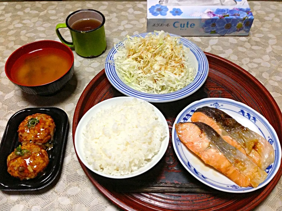 昨夜の晩飯。焼鮭&筍と豆腐のハンバーグ&キャベツの千切り&こしひかり&合わせ味噌汁。|とろすけさん