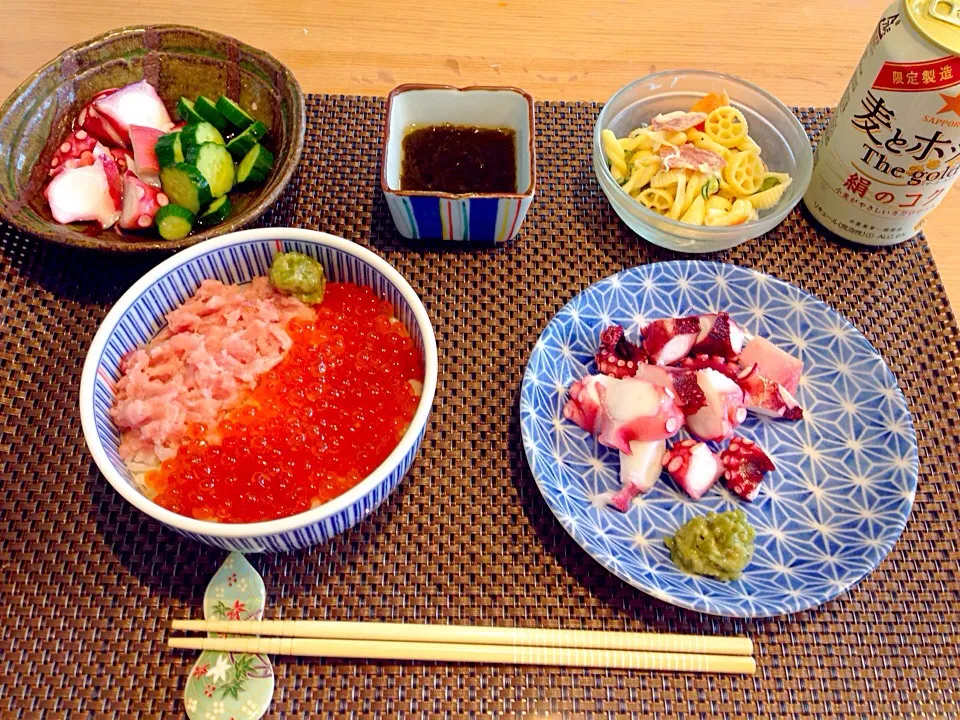 Snapdishの料理写真:自家製いくらとネギトロ丼、タコぶつ、酢の物、もずく酢、マカロニサラダ|Mikiさん