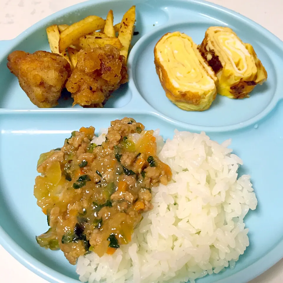 息子飯♡野菜ひき肉のあんかけごはん♡唐揚げ♡ポテト♡卵焼き♡|湊叶ママさん