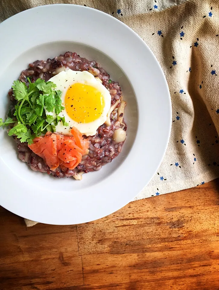 Red rice congee with mushrooms. Smoked salmon. 🍳|coxiella24さん