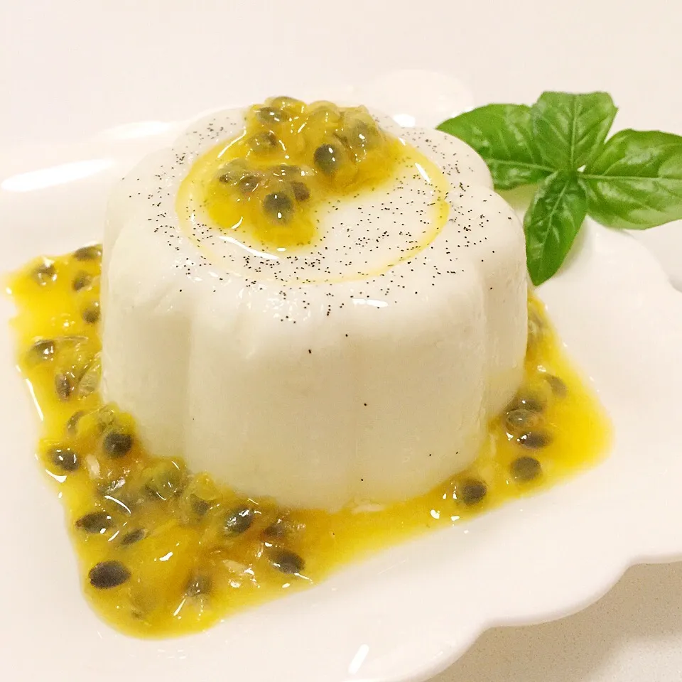 Vanilla panna cotta with passion fruit|12Dragonさん