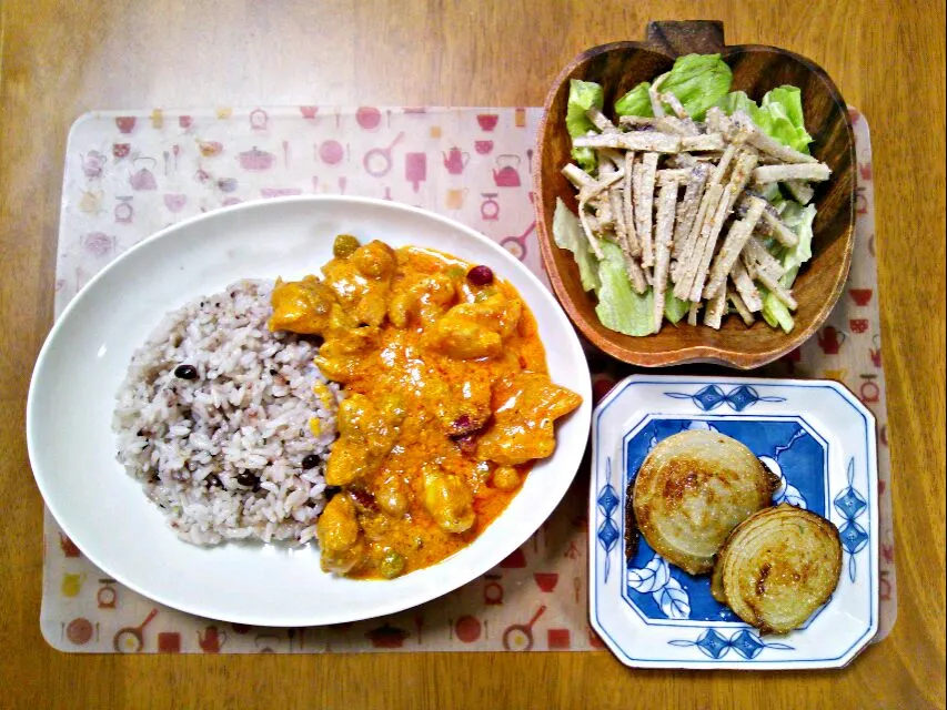 Snapdishの料理写真:１０月13日 鶏と豆のカレー ごぼうサラダ フライドオニオン風焼き玉ねぎ|いもこ。さん