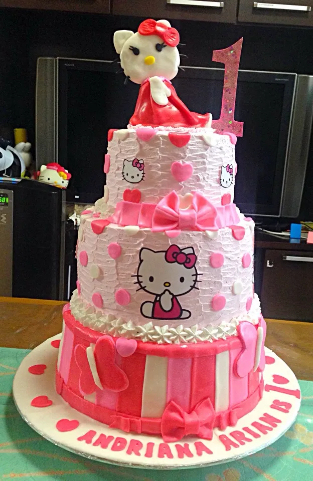 Snapdishの料理写真:3 tier hello kitty bday cake.|Alma Kairanさん