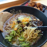 Snapdishの料理写真:船橋 頑力屋 黒マー油とんこつラーメン