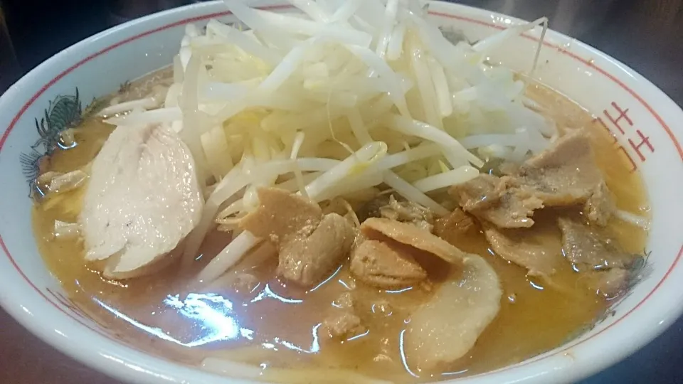 Snapdishの料理写真:ぼり・うむ 西早稲田本店のラーメン魚介豚骨しょうゆ(大盛280g)+野菜マシ ＠東新宿、西早稲田、新大久保|大脇さん