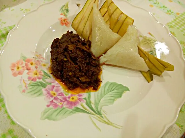 Ketupat, sticky rice with masak daging dendeng|Intan Zubaidahさん