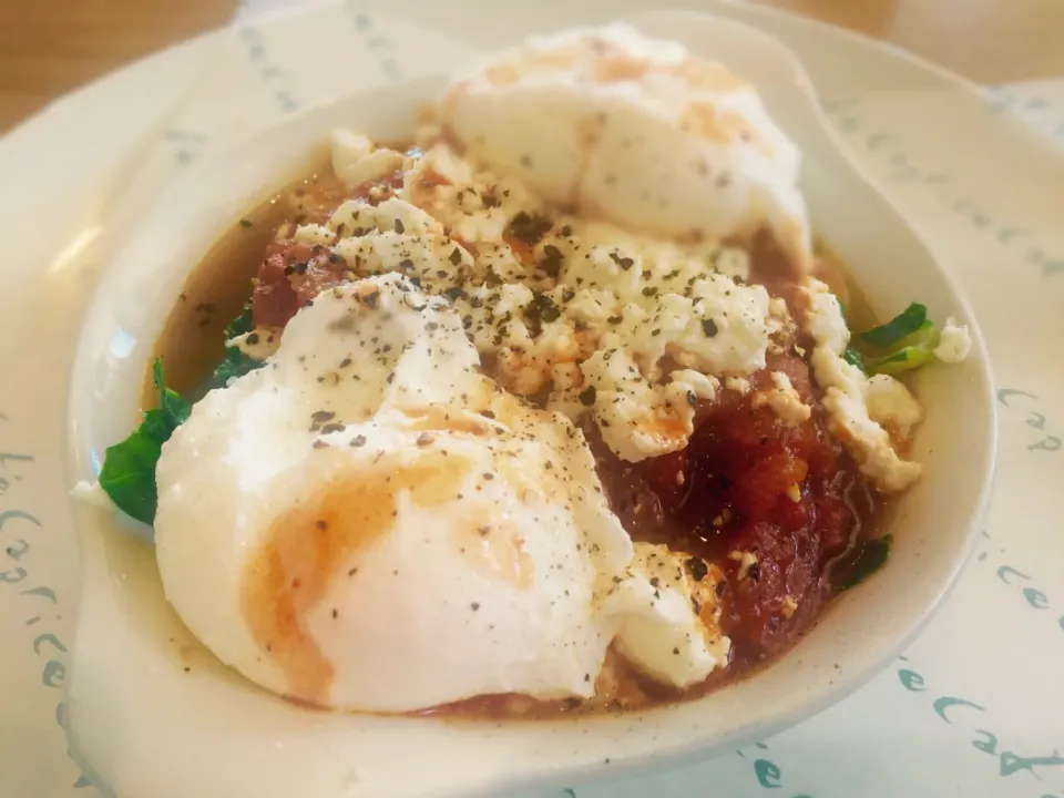 Sunrise Eggs - 2 poached eggs, tomato, feta and spinach|Sergio Lacuevaさん