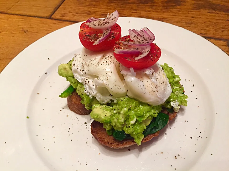 Poached Eggs. Avocado & Feta Mash. Cherry Tomatoes. Wilted Spinach.|Safiraさん