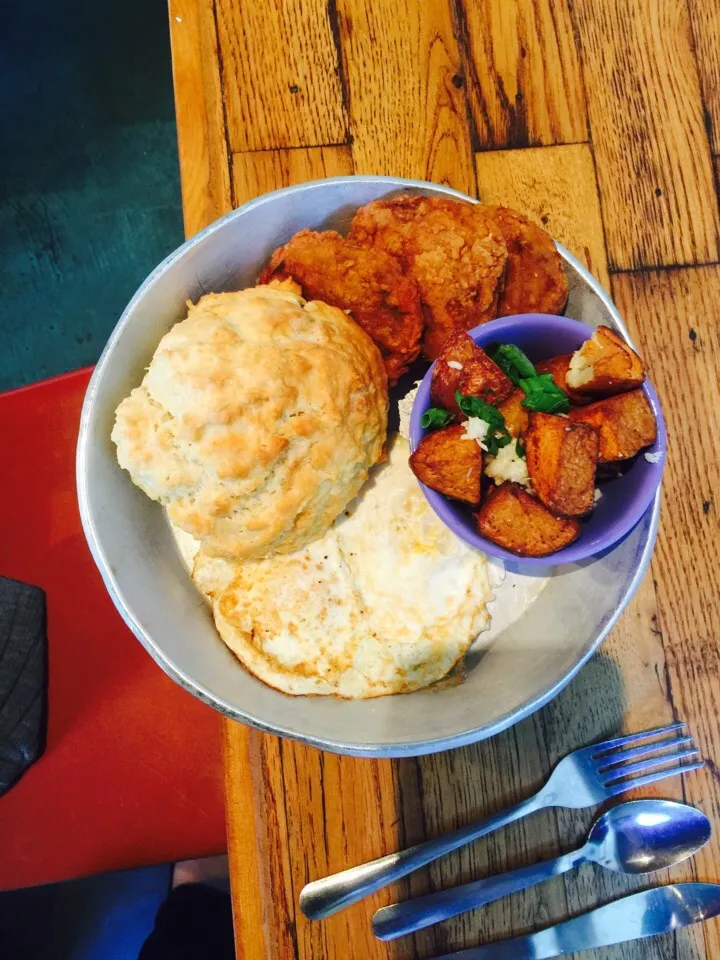 2 eggs over medium, home fries, fried green tomatoes, and a biscuit. Biscuit Head Restaurant Asheville, NC|patience pecoraroさん