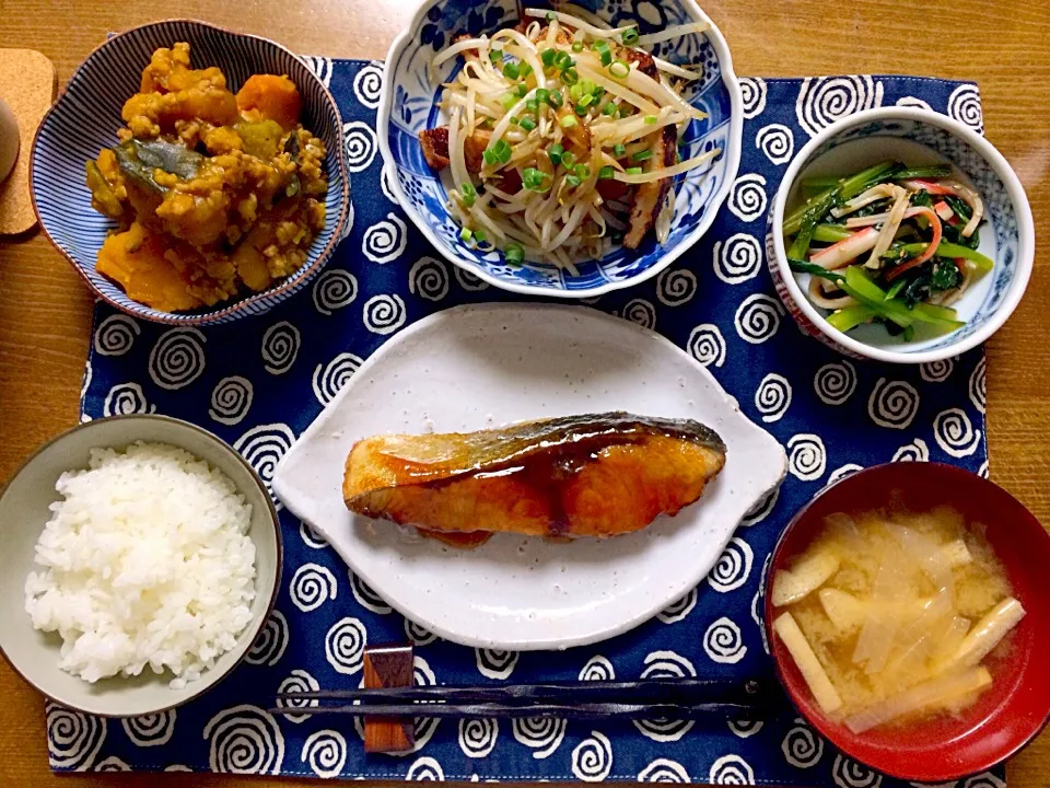 Snapdishの料理写真:10/17晩御飯
鰤の照焼き かぼちゃそぼろ煮 もやしと薩摩揚げのにんにく醤油炒め 小松菜とカニカマのポン酢和え 味噌汁(大根と油揚げ)|sayakaさん