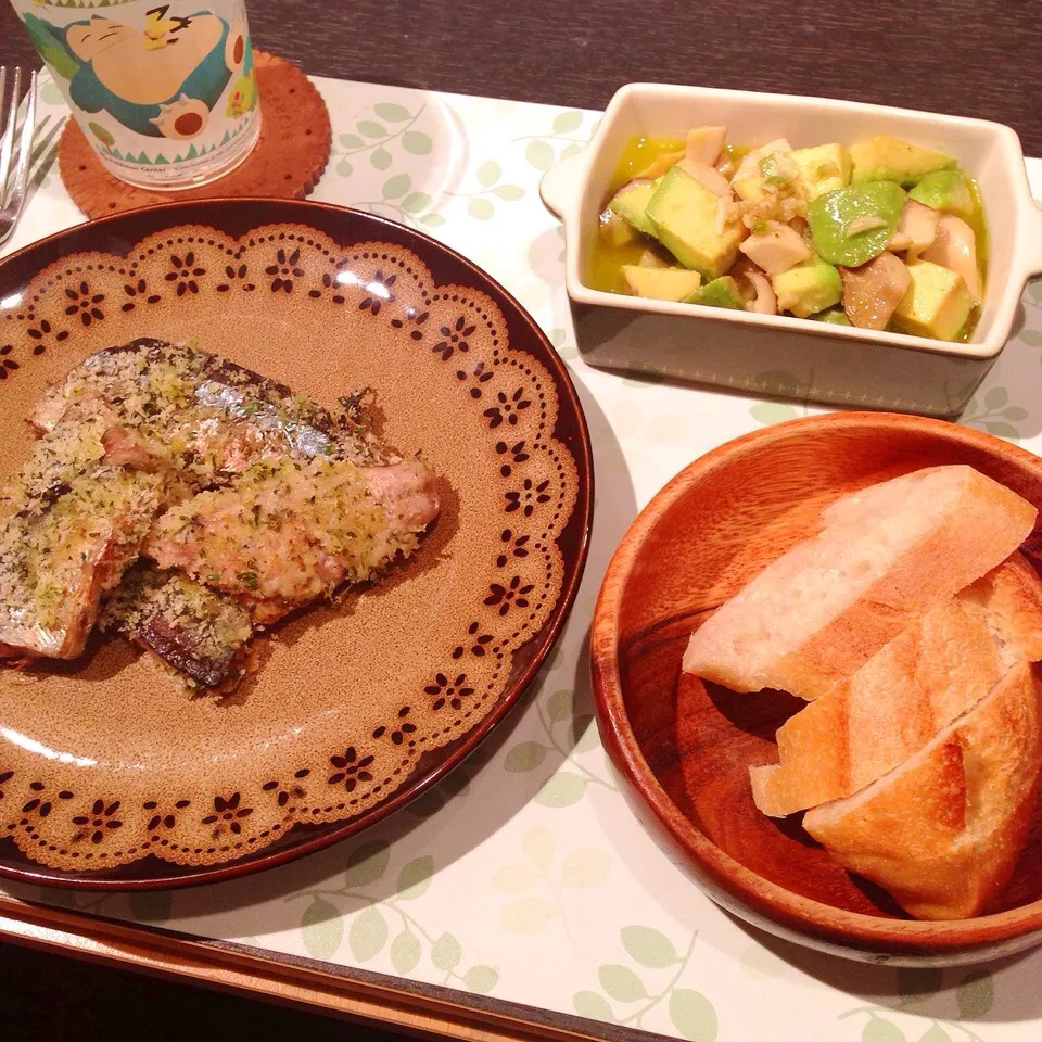 秋刀魚の香草パン粉焼きと、アボカドとエリンギのアヒージョ|かぴこさん