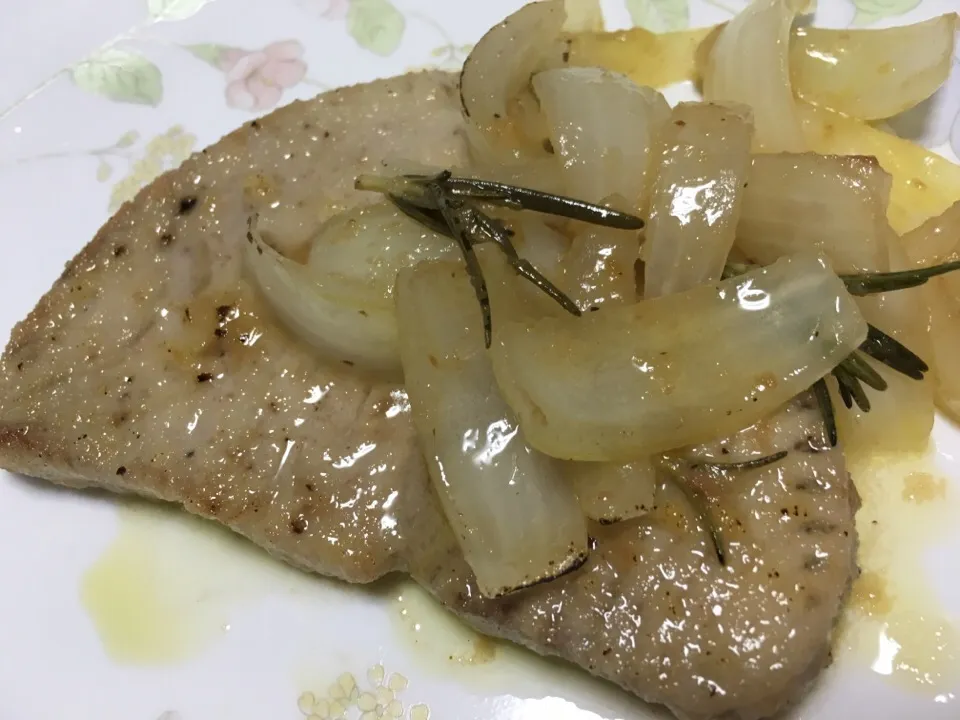 Snapdishの料理写真:イタリアン巨匠(日高良実)の97年「海と大地の味」より、かじきまぐろのソテー 甘酢風味より|お家でbar!さん