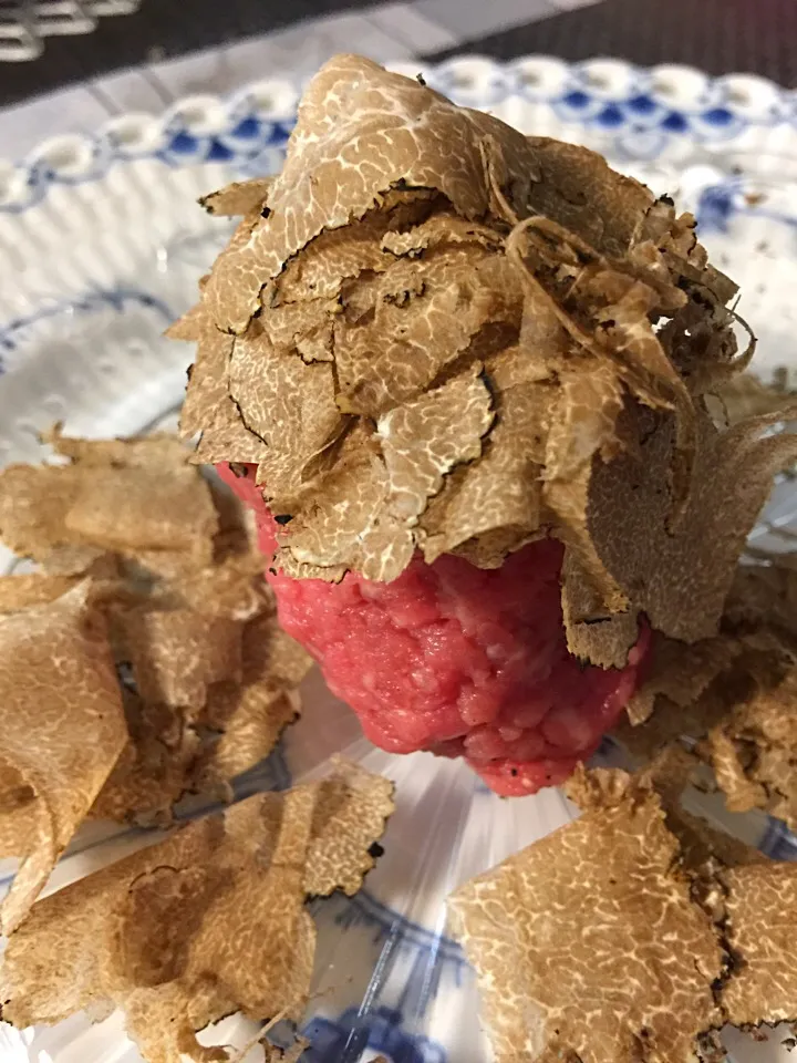 Snapdishの料理写真:Raw Beef main with black truffle|jamieさん