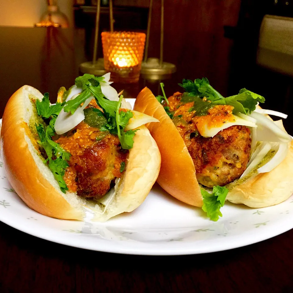 Indian spiced chicken meatballs sandwich with gravy.|gayatri singhさん