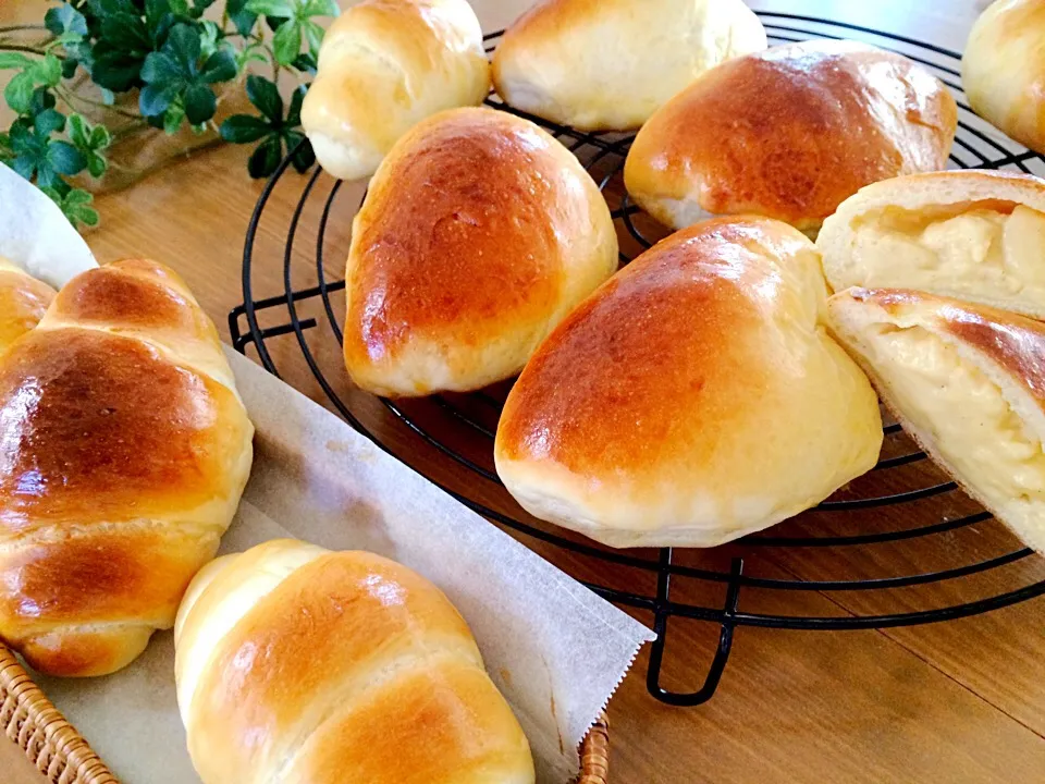 クリームパンとロールパン🍞で朝食✨|くーまんもんさん