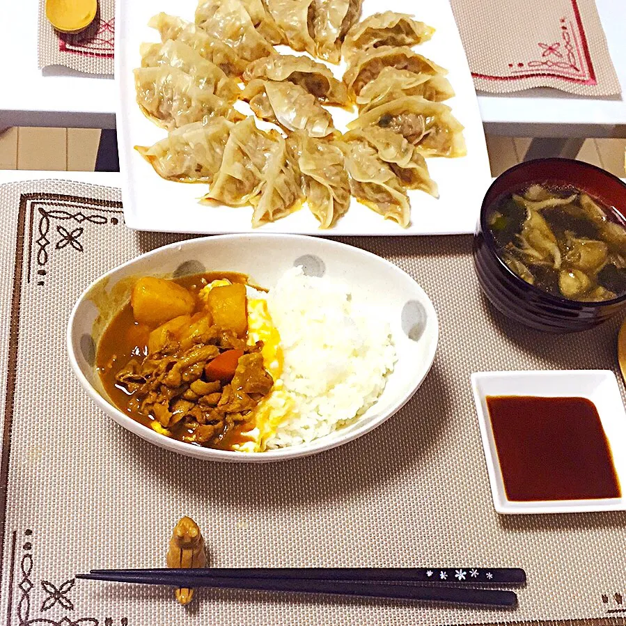 カレー。舞茸とワカメの中華スープ。ビストロで作った餃子。|OGIPAINさん