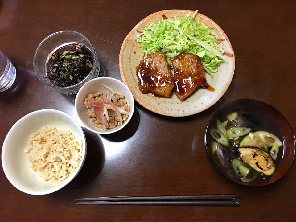 Snapdishの料理写真:豚もも肉の甜麺醤ソース・なす香味焼き味噌汁|maiさん