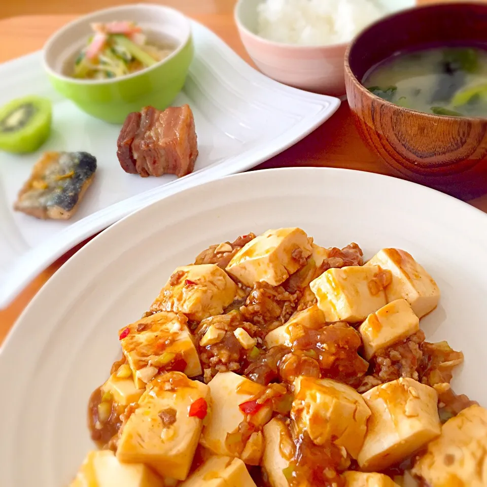 麻婆豆腐、春雨サラダ、角煮、お味噌汁、さんま、キウイ|harukaさん