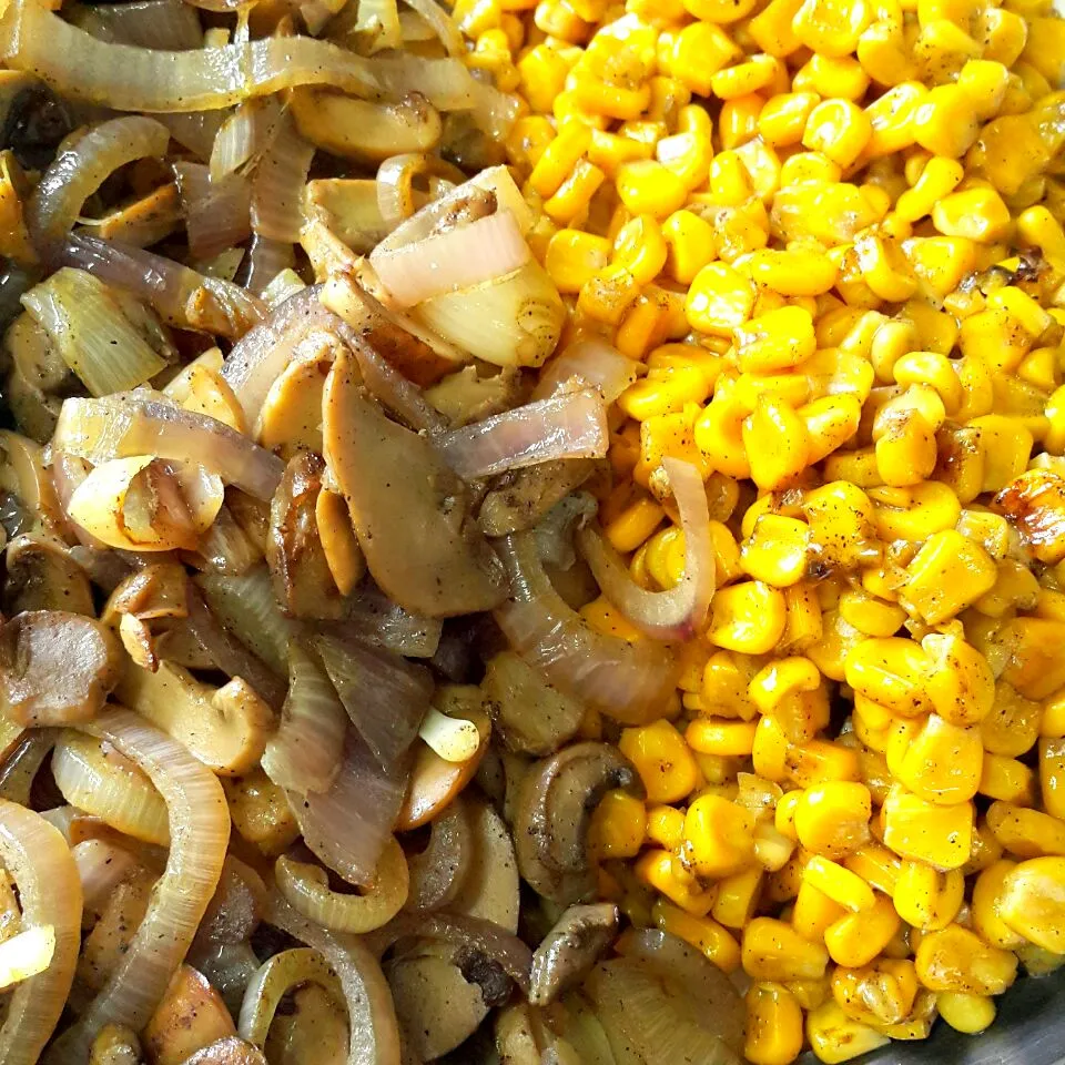 caramalized onion with sauted mushroom n Buttered Corn 😊|hinaさん