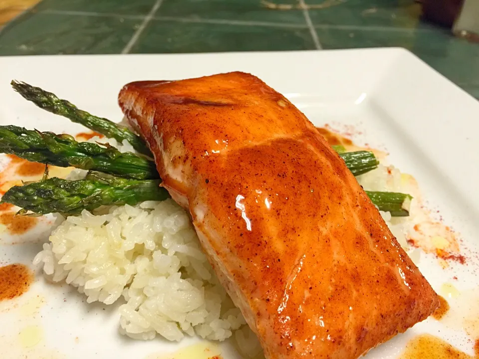 Ancho glazed Salmon w/jasmine rice and asparagus.|Humberto f. gonzalezさん