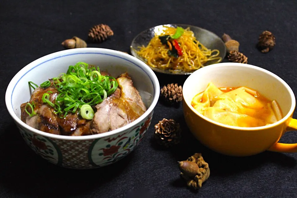 チャーシュー丼  ワンタンスープ  チャプチェ  丼に沢山食べられへん。四角の鉢を使ったら、そうするわ。 忘れてた。丼使った。|Hiroshi  Kimuraさん