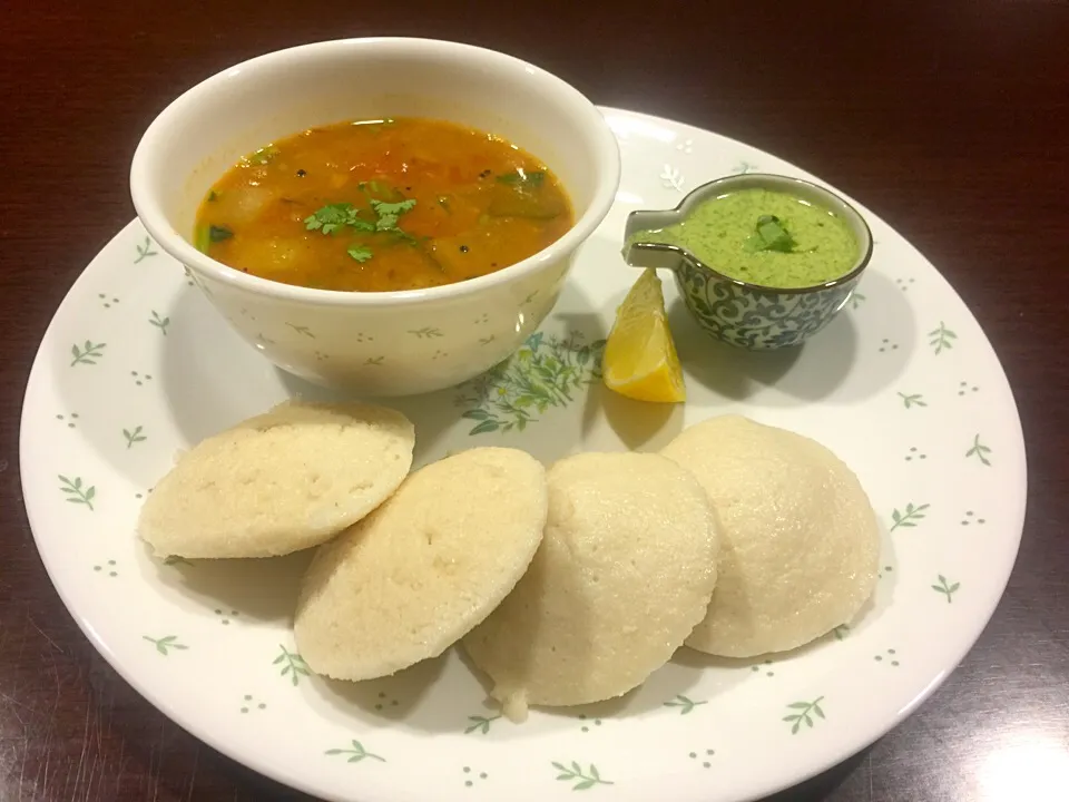 Idli sambar and chutney! Steamed rice-lentils cake with South Indian lentil curry and coriander-mint coconut chutney..|gayatri singhさん