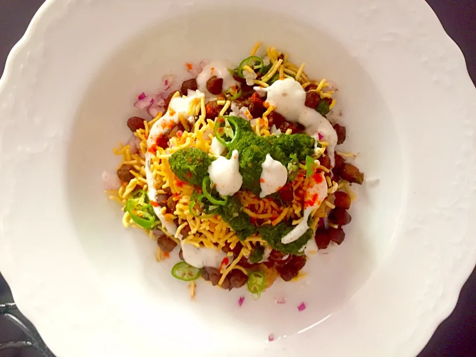 Black chickpeas with yogurt, green chutney and bhujia. Indian street food! Bhujia is Indian fried fine noodles.|gayatri singhさん