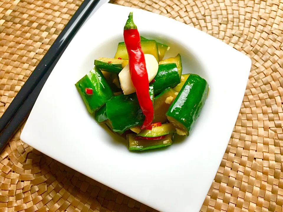 My take on Chinese pickled cucumbers.. Spicy, sweet and delicious.|gayatri singhさん