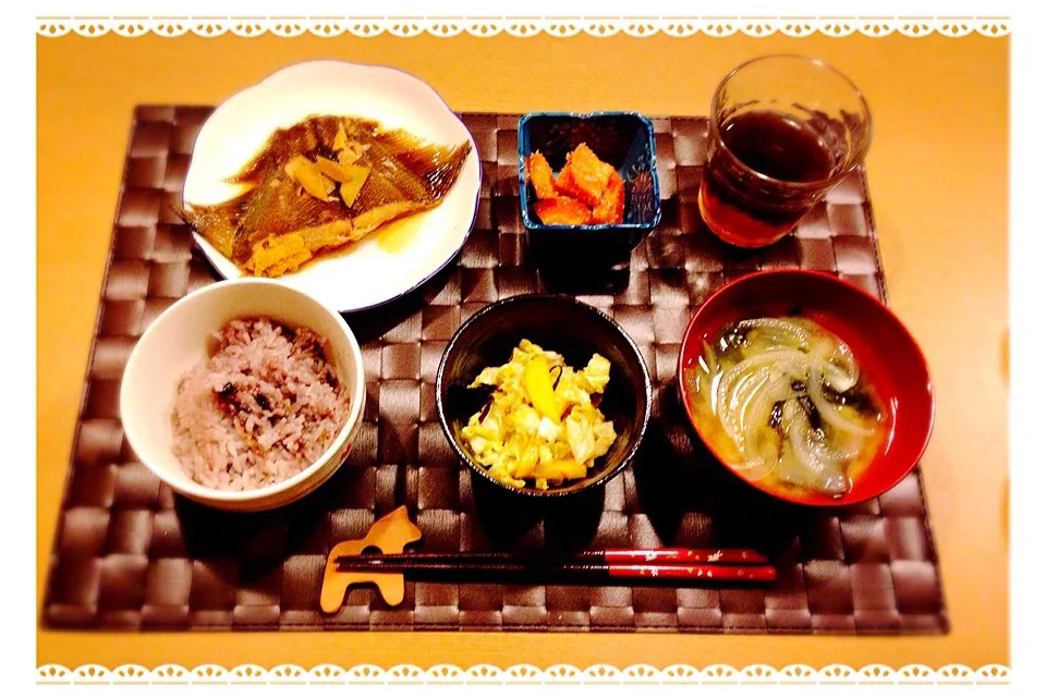 2015.10.18 夕飯（十五穀米、玉ねぎとワカメのお味噌汁、カレイの煮付け、白菜と柿のサラダ、人参のゴマあえ）|Megumi Saitoさん